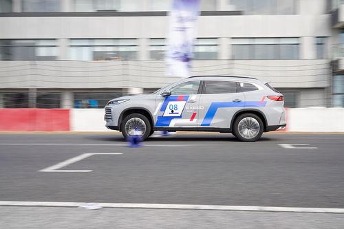 明星试驾国产电车视频,明星试驾体验，揭秘续航与性能新篇章