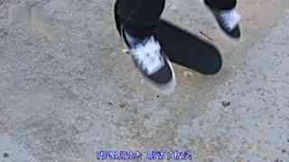 国产美女滑板视频,国产美女展现青春活力与运动风采  第3张