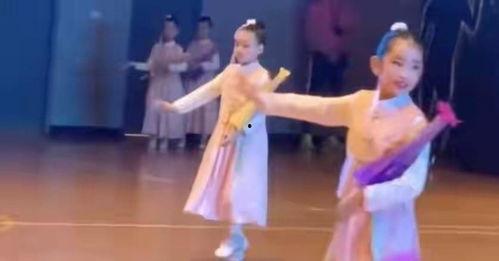 国产c字裤表演视频,时尚潮流与创意融合的视觉盛宴  第2张